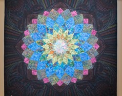 Midnight Dahlia by Elaine Putnam, Quilted by Gina Perkes