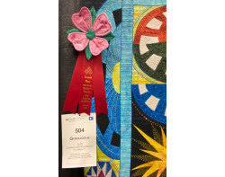 Gyrolicious by QUTI (Quilting Under The Influence) - Ribbon and Sign [Photo by Ricky Tims from AQS QuiltWeek Paducah 2023]